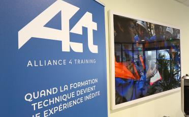 Visuel d’affiche de notre partenaire OLEUM Alliance 4 Training et d’une photo de nos stagiaires en formation sur le plateau technique.