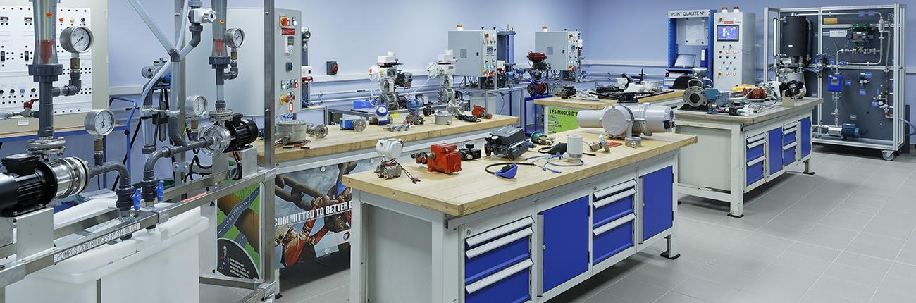 panoramic view of the instrumentation workshop and its various modules and training tools