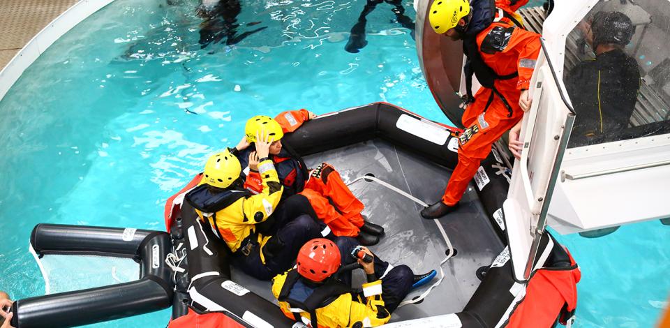 les stagiaires font l’exercice HUET, de l’hélico ils font la simulation de monter à bord du canot de survie, les plongeurs sont dans le bassin.